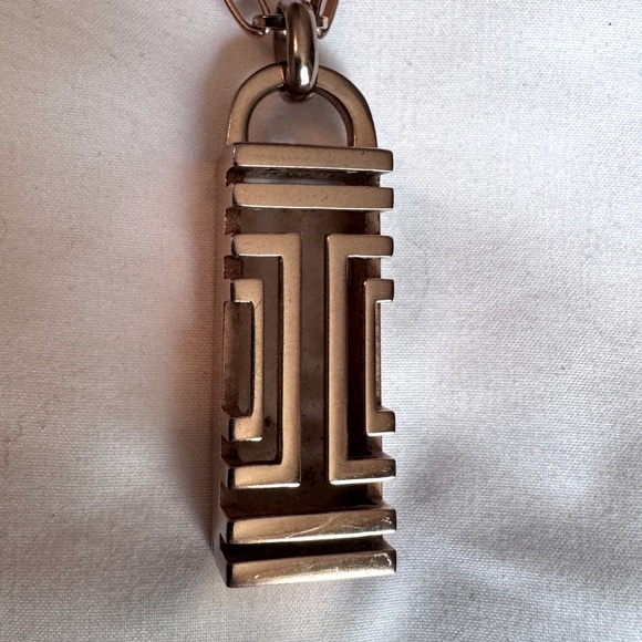 ✨ Tory Burch Rose Gold-Tone Logo Pendant Necklace – Chic, Sleek & Fabulous ✨ - Picture 11 of 16